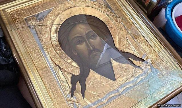 Вандал нанес разрушительный удар по старинной иконе в Киево-Печерской лавре