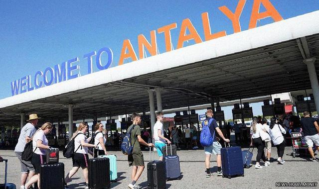 Задержка рейса: Россияне застряли в Анталье на 12 часов