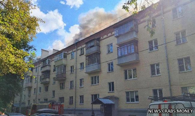 Пожар в Красногорске: крыша жилого дома теперь полностью охвачена огнем