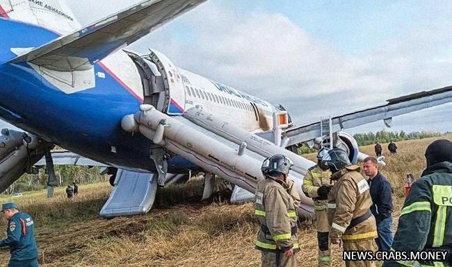 После посадки самолета в поле пострадал один человек, сообщает Минздрав