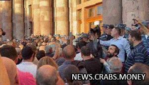 Насилие в Ереване: толпа атакует правительство.