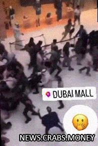 Драка за iPhone 15 в очереди возле Apple Store в Дубае