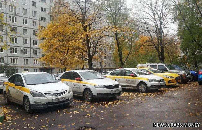 МВД поддерживает инициативу о запрете долгой стоянки такси в жилых зонах.