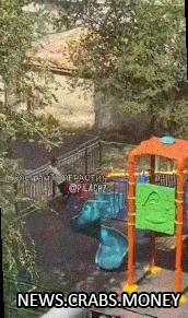Мигрант на детской площадке "прыгает" с игрушкой