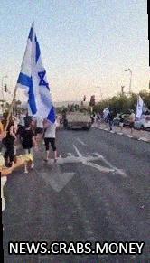 Граждане Израиля провожают солдат, отправляющихся в Газу.