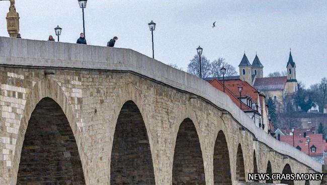 В Регенсбурге сирийца столкнули с моста, он получил тяжелые травмы