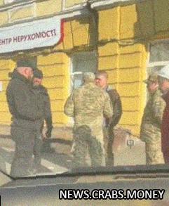 Одесские военкомы с охраной выходят на работу для мобилизации.