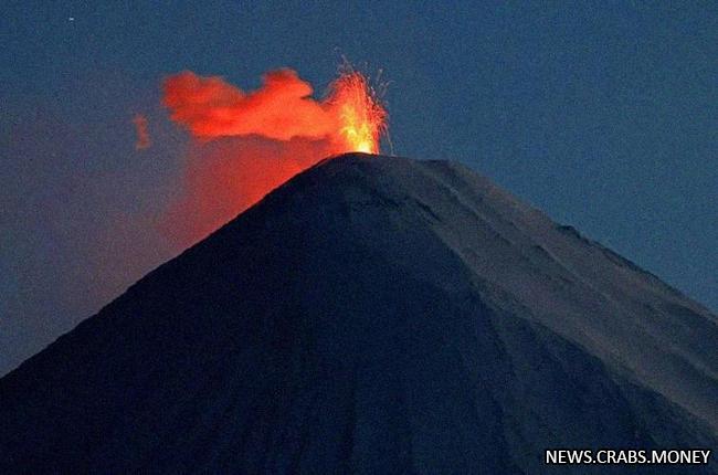 Вулкан Безымянный выбросил пепел на 11 км, объявлен красный код опасности
