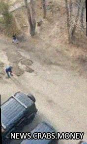 Житель Иркутска своими руками заделал ямы на дороге