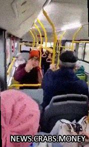 Женщина вылезла из автобуса через окно из-за своих шизоидных дел