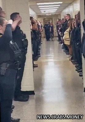 Сотрудники полиции провели прощальный коридор для пса-полицейского после 11 лет службы