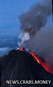 Вулкан Ключевской на Камчатке извергает столб пепла на 8 км