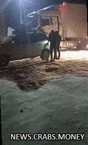 Машинам в Якутии грозит замерзание: переправа с паромом задерживает пассажиров более 2 суток