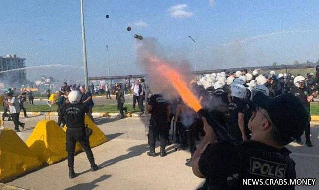 Протесты в Турции: полиция применяет слезоточивый газ против демонстрантов