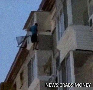 Мужчина в Хабаровске упал с пятого этажа, пытаясь перелезть к соседям