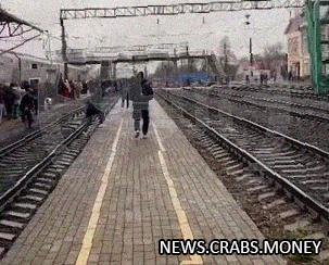 Ищут взрывчатку в поезде, пассажиров эвакуировали: ЧП на маршруте Москва  Симферополь