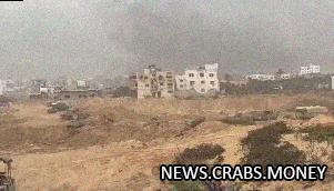 ЦАХАЛ разрушает здания в Газе, разоблачая туннели.