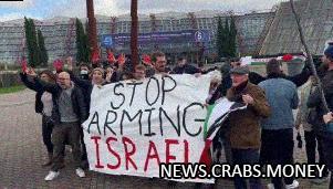 Антиизраильская демонстрация на выставке оружия во Франции