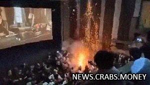 Фанаты в Индии запустили фейерверк в кинотеатре: пожарная безопасность нарушена