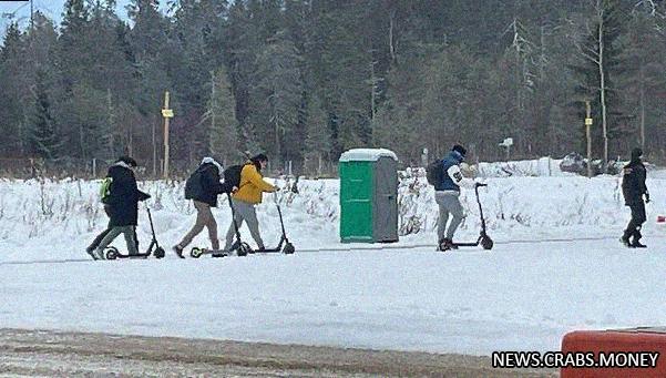 Беженцы на самокатах пересекают границу Финляндии  финские пограничники.