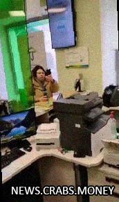Женщина обливает сотрудников Сбербанка зеленкой и кричит "Слава Украине"
