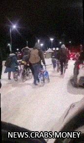 Беженцы на велосипедах и электросамокатах "штурмуют" границу Финляндии