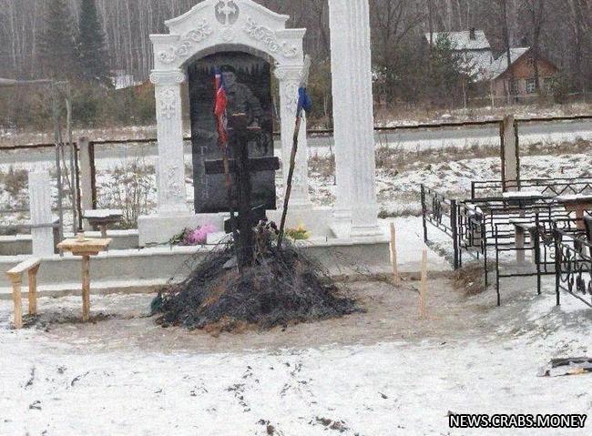 Вандалы разгромили могилы участников СВО и подожгли венки на кладбище в Челябинской области.