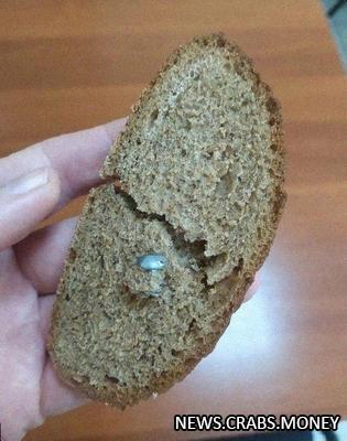 Женщина из Брянска найди в хлебе болт, потребовала компенсацию.