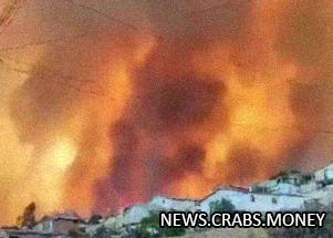 Река не спасает: мощный пожар приближается к городу Лимаче в Чили.