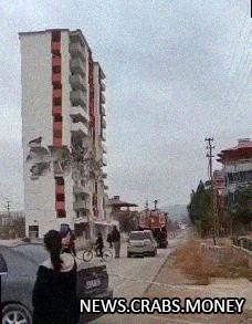 Демонтаж здания в Турции закончился катастрофой: взрыв уронил здание на соседние дома