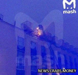 Пожар на крыше госбиблиотеки Москвы: борьба с огнём на лестнице