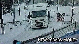 Тепловоз спас пассажиров, разбившийся "КамАЗ" на жд-переезде в Домодедово