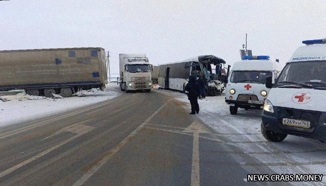 Три пострадавших в аварии на трассе М-5 с участием автобуса и фуры в Самарской области