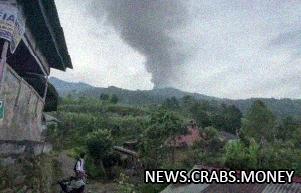 Вулкан Мерапи в Индонезии снова извергается: пепел оседает на автомобилях