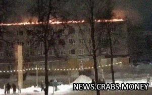 Четырехэтажное общежитие в Ясногорске горит.