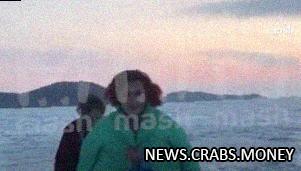 Девушки оказались на льдине без вещей и вызвали спасателей прямо на островок