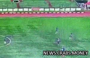 Футболист убит молнией во время матча в Индонезии.