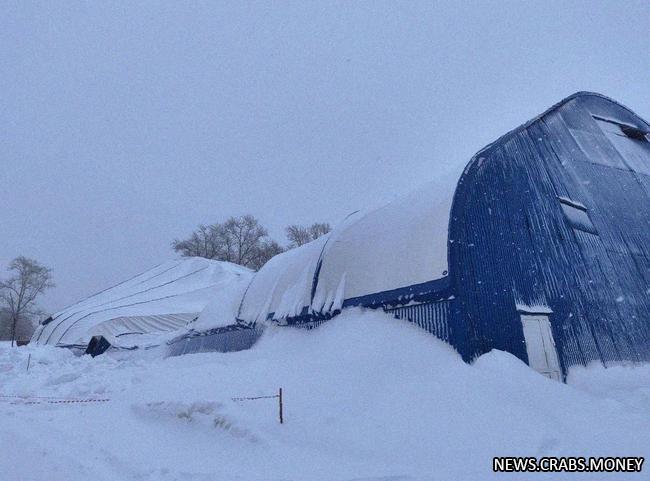 Крыша ледовой арены в селе Бакчар обрушилась под снегом