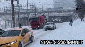 Рекордный снегопад парализовал Москву, коммунальщики борются со снегом во все руки.