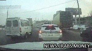 Иркутск: Водителя избили прямо на мосту, никто не остановился, чтобы помочь