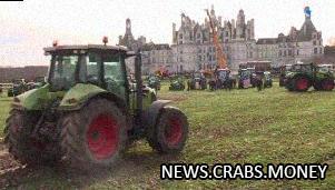 Французские фермеры вновь протестуют: разливают навоз и сбрасывают сено