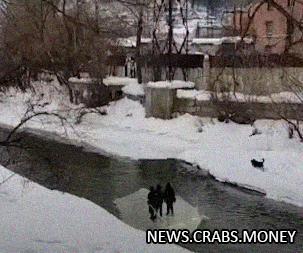 Школьники устроили заплыв на льдине по реке Ай