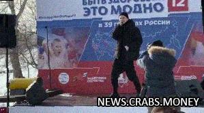 Жители Красноярска облились ледяной водой под песню Я русский