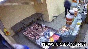 Мужик в Полтаве проткнул лосося в рыбном магазине!
