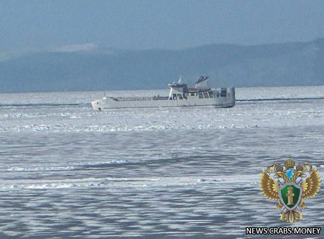 Грузопассажирское судно столкнулось со льдиной на Сахалине, пострадавших нет