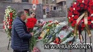 Жители Еревана и Пекина несут цветы к посольству РФ.