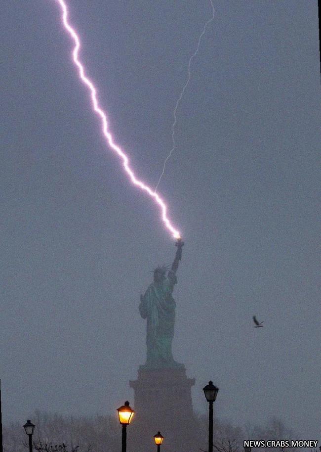 Молния поразила статую Свободы 