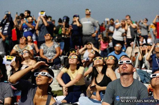 Тысячи людей наблюдали за солнечным затмением в Западном полушарии 