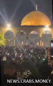 Палестинцы радуются в мечети Аль-Акса после ракетной атаки Ирана