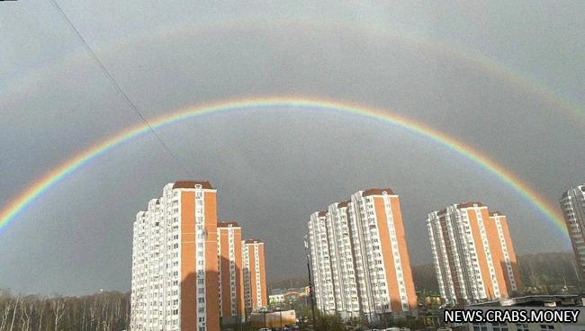 Необычная погода: двойная радуга над Москвой, а на севере - град